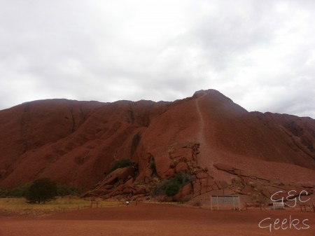 1-uluru sous les nuages