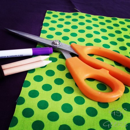 quelques achats nécessaires au départ, pour bien débuter : stylo et crayons effacables, une paire de ciseaux qui coupe bien !