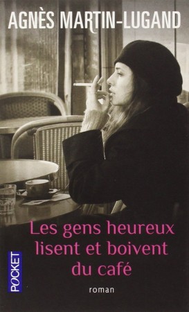 les gens heureux lisent et boivent du café