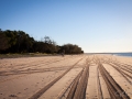 traces 4x4 sur la plage sable rainbow beach